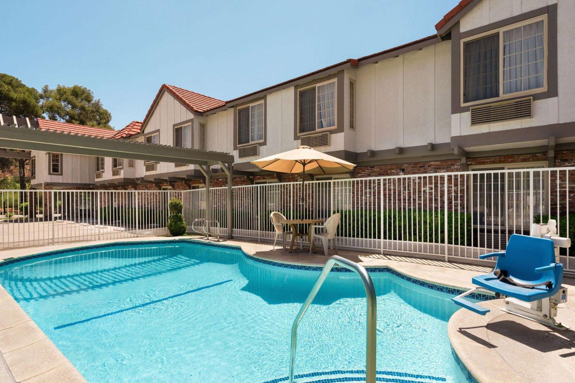 Super 8 By Wyndham Santa Clarita/Valencia Motel Exterior foto