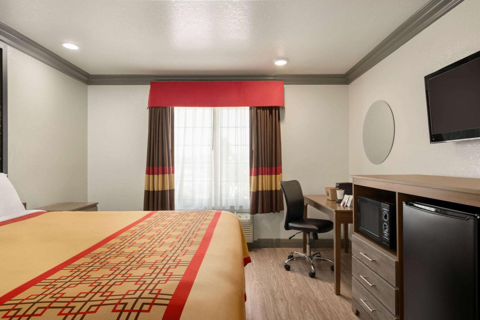 Super 8 By Wyndham Santa Clarita/Valencia Motel Exterior foto
